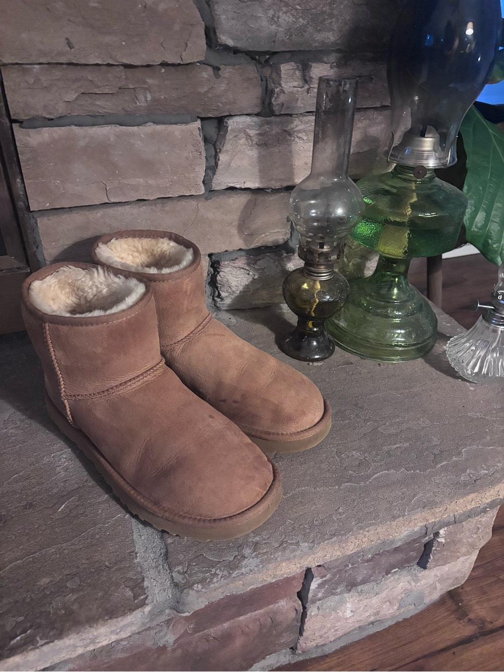 UGG Short Classic Suede Shearling boots - Chestnut Brown Size 10